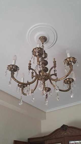 Lámpara de techo dorada y lágrimas de cristal.