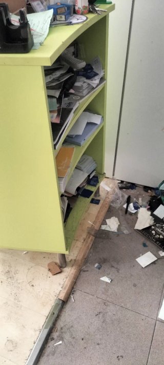 Mostrador de comercio verde y blanco
