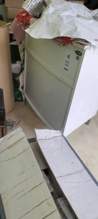 Mostrador de comercio verde y blanco