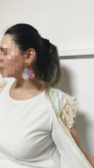 Vestido blanco con chaleco y pendientes