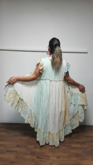 Vestido blanco con chaleco y pendientes
