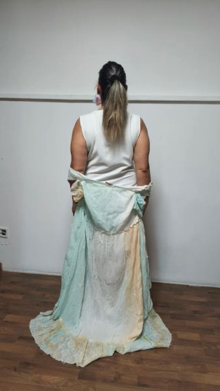 Vestido blanco con chaleco y pendientes