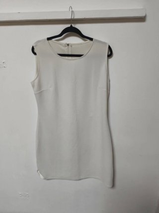 Vestido blanco con chaleco y pendientes