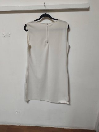 Vestido blanco con chaleco y pendientes