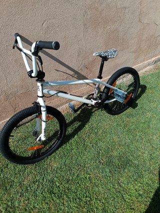 Bicicleta BMX GT Blanca