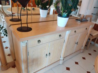 Aparador de madera con espejo