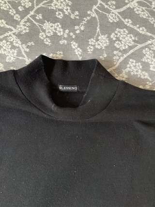 Jersey negro cuello alto manga larga