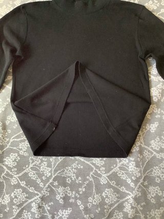 Jersey negro cuello alto manga larga