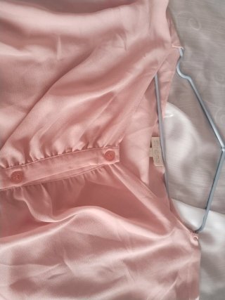 Blusa rosa con botones y fruncido