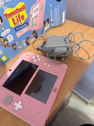 Nintendo 2DS Rosa + Tomodachi Life