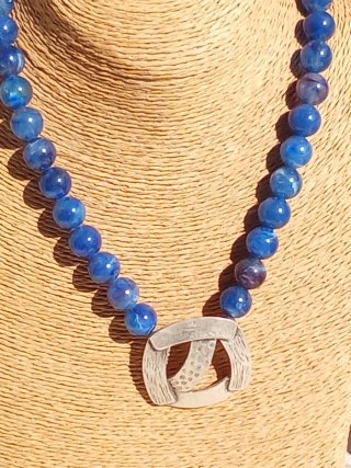 GARGANTILLA DE RESINAS AZUL Y ZAMAK