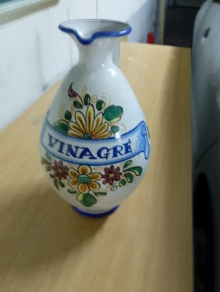 Vinagrera de cerámica decorada