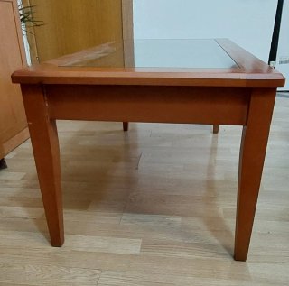 Mueble de comedor tipo boiserie y mesa de centro.