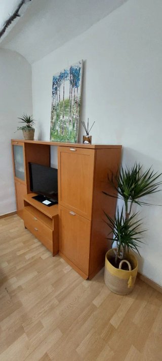 Mueble de comedor tipo boiserie y mesa de centro.