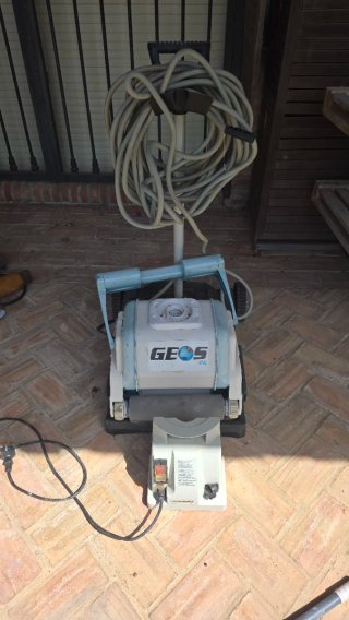 Robot limpiafondos Geos con carro