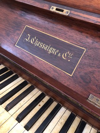 Piano antiguo madera oscura