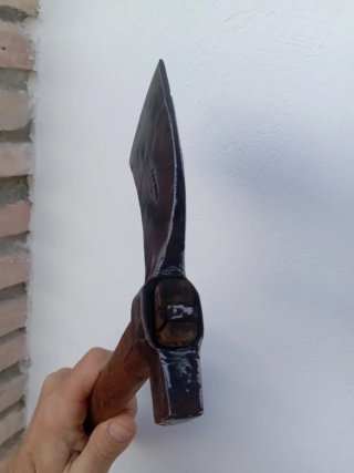 Hacha antigua de metal y madera