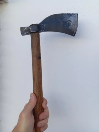 Hacha antigua de metal y madera