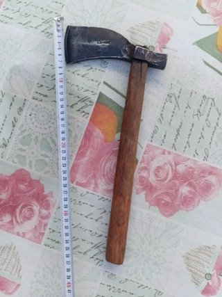 Hacha antigua de metal y madera