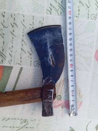 Hacha antigua de metal y madera