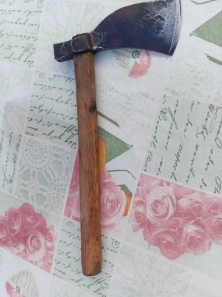 Hacha antigua de metal y madera