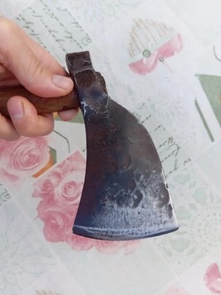Hacha antigua de metal y madera