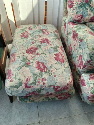 Poltrona retrò floreale con poggiapiedi