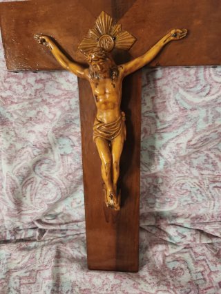 Cruz de madera con figura de Cristo
