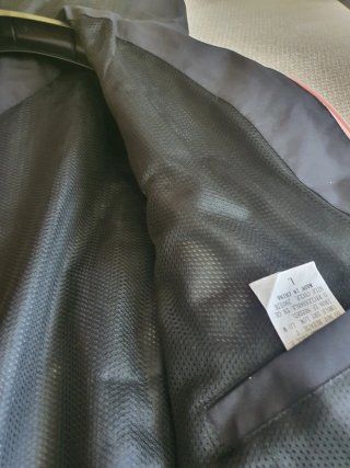 Chaqueta cortavientos negra y rosa