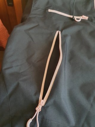 Chaqueta cortavientos negra y rosa