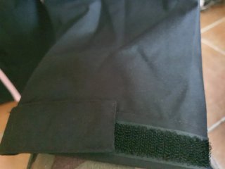Chaqueta cortavientos negra y rosa