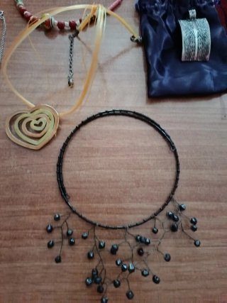 Lote bisutería: collares, pulseras y pendientes