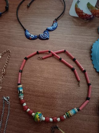 Lote bisutería: collares, pulseras y pendientes