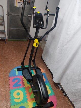 Bicicleta Elíptica Negra y Amarilla