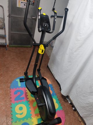 Bicicleta Elíptica Negra y Amarilla