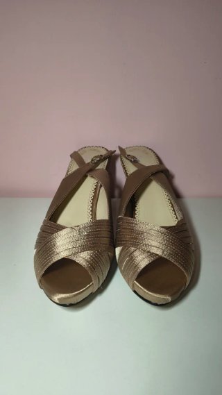 Tacones dorados de tiras cruzadas
