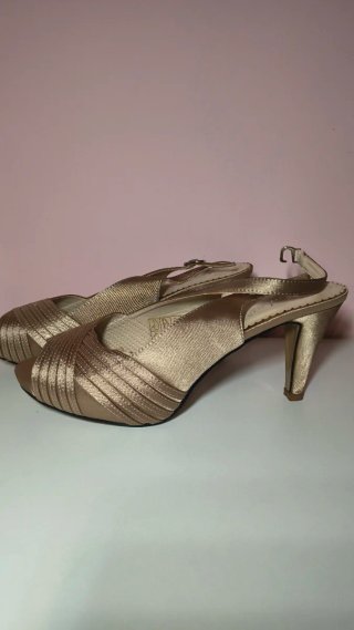 Tacones dorados de tiras cruzadas