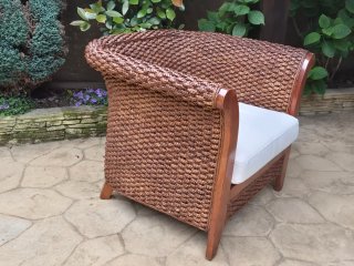 Elegante sillón de ratán y madera de teca