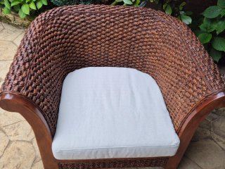 Elegante sillón de ratán y madera de teca