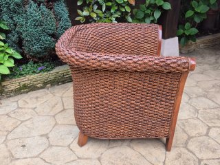 Elegante sillón de ratán y madera de teca