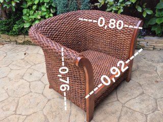 Elegante sillón de ratán y madera de teca