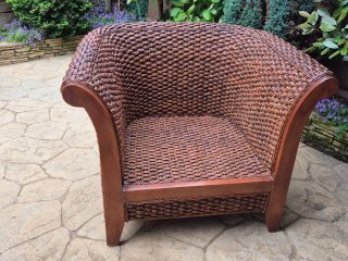 Elegante sillón de ratán y madera de teca