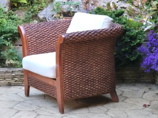 Elegante sillón de ratán y madera de teca