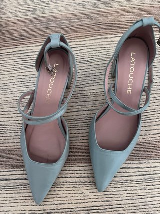 Se venden Zapatos LATOUCHE de piel Talla 37.