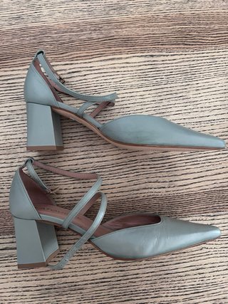 Se venden Zapatos LATOUCHE de piel Talla 37.