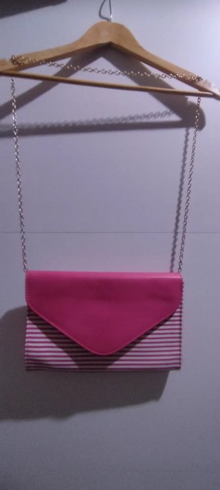 Bolso de mano rosa y blanco