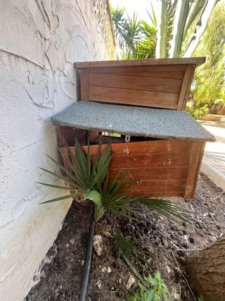 Gallinero de madera con jaula
