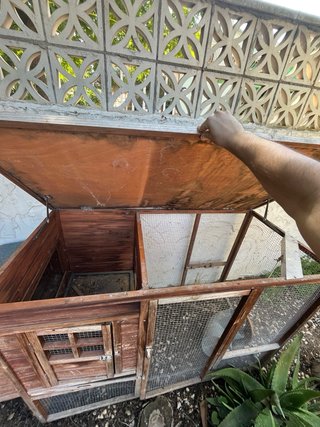 Gallinero de madera con jaula