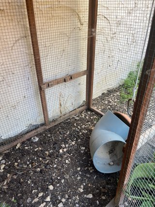 Gallinero de madera con jaula