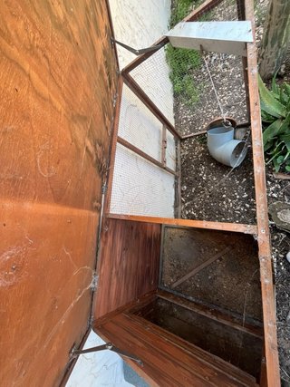 Gallinero de madera con jaula